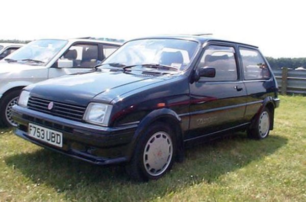 Традиционните фенове на на марката бяха ужасени от спирането на легендарния MGB през 1980. Наследиха го MG Metro и MG Metro Turbo.
Metro Turbo се оказа находка. Въпреки че беше компрометиран с наличието само на четири предавки, неговият частично модифициран от Lotus двигател, с турбокомпресор Garrett T3, правеше 0-100 за 10,1 секунди и развиваше максимална скорост от 180 км/ч в час.
Предни и задни спойлери, уникални за модела 13-инчови лети джанти и четирибутални предни спирачни апарати означаваха, че никога няма да бъде сбъркано със стандартно Metro.